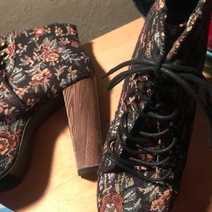 SHOE REPUBLIC LA / FLORAL 5.5”PLATFORM CUTIES!!